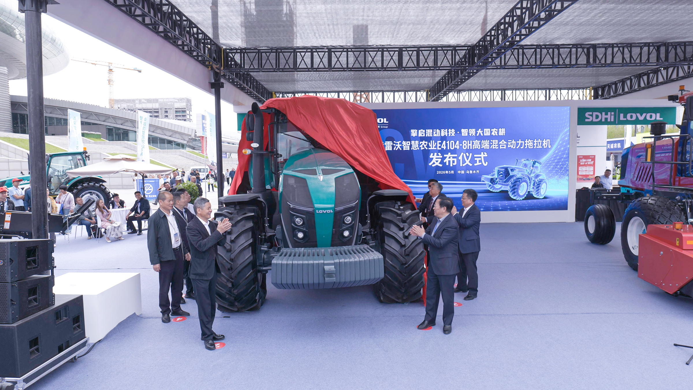2.雷沃E4104-8H高端混合动力拖拉机发布.jpg